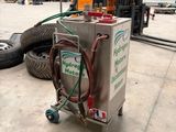 une machine posée sur le sol dans le garage