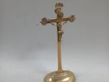crucifix plaqué or sur un socle surmonté d'une couronne
