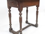 une vieille table en bois surmontée d'un tiroir