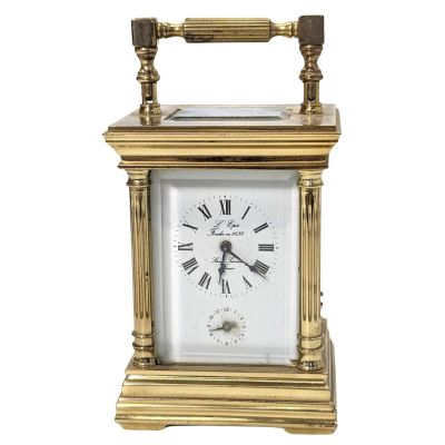 une horloge en or avec des chiffres romains