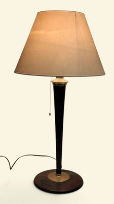une lampe posée sur une table et munie d'un abat-jour