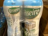 deux flacons de déodorant dans une boîte en carton posée sur une étagère
