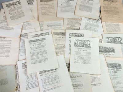 une pile de vieux livres posés sur une table