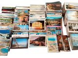 de nombreuses cartes postales posées sur une surface blanche