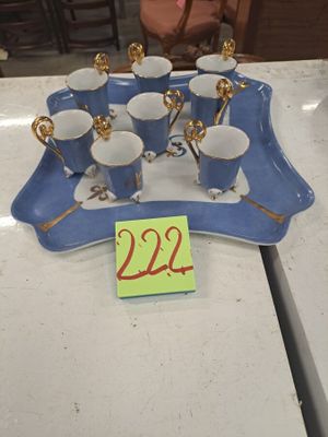 un plateau sur lequel sont posées des tasses, avec une étiquette de prix