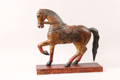 statue en bois représentant un cheval sellé, sur fond blanc