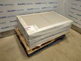 une palette sur laquelle est posé un matelas, devant un mur