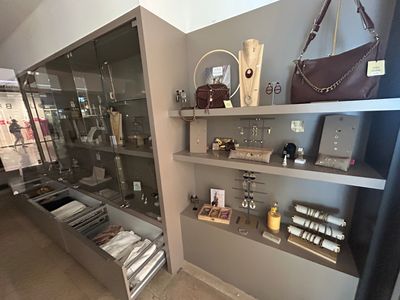 une pièce avec beaucoup d'objets sur les étagères