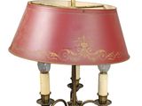 une lampe munie d'un abat-jour rouge