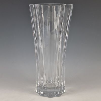 un vase en verre posé sur une table