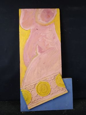 un tableau représentant une femme en robe rose sur un fond bleu