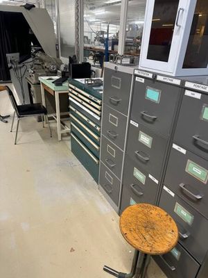de nombreux classeurs dans une pièce comportant de nombreux tiroirs