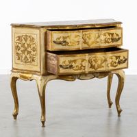 Commode à deux tiroirs, en bois doré et patiné. (photo 4)