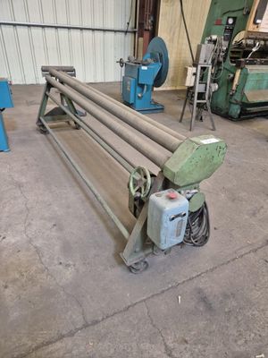 une grande machine qui se trouve dans un garage