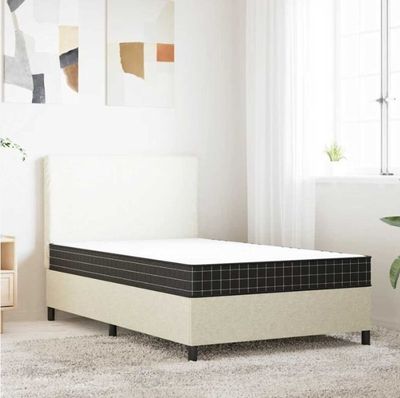 une photo d'une chambre avec un lit et une plante