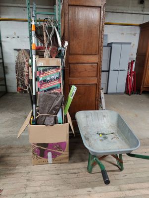 une brouette et une charrette dans une pièce