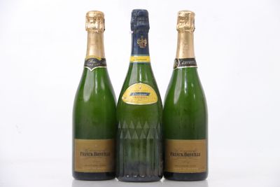 trois bouteilles de champagne posées côte à côte sur une table