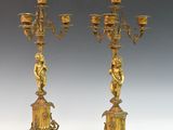 paire de bougeoirs anciens en laiton ornés de chérubins et de chérubins