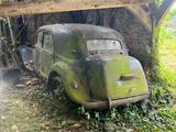 un vieux camion vert garé dans l'herbe
