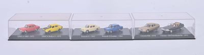 cinq petites voitures dans une vitrine posée sur une surface blanche