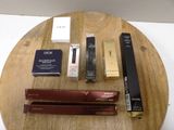 une table en bois sur laquelle sont disposés divers produits de maquillage
