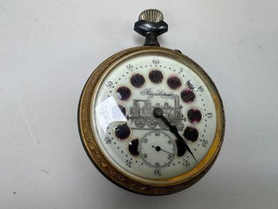 une horloge accrochée au mur