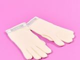 une paire de gants blancs sur fond rose