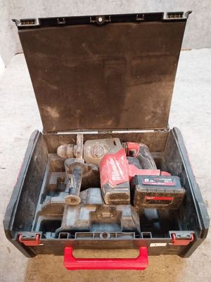 une boîte à outils contenant des outils, posée sur le sol
