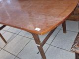 une table en bois sur laquelle est posé un bol de fruits