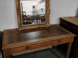un bureau en bois surmonté d'un miroir