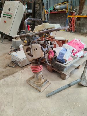 a machine that is sitting on a table in a garage