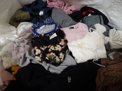 une pile de vêtements sur un lit dans une pièce