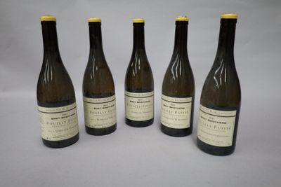 quatre bouteilles de vin sont alignées sur une table