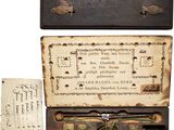 une vieille boîte en bois sur laquelle se trouvent une clé et une lettre
