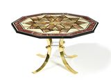 une image représentant une table avec un plateau en mosaïque et des pieds dorés