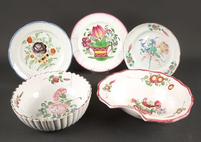 quatre types différents de bols et des bols décorés