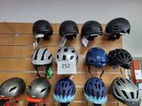 de nombreux casques accrochés à un mur dans un magasin
