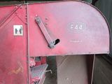 une machine rouge qui se trouve à l'intérieur d'un bâtiment