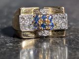 une bague en or sertie d'une pierre bleue et blanche