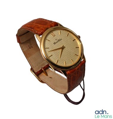 une montre en or avec un bracelet en cuir marron