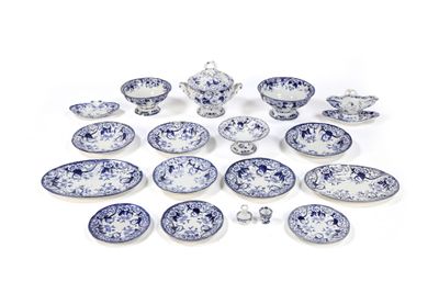 Des assiettes et des bols en porcelaine bleue et blanche sont disposés sur une surface blanche