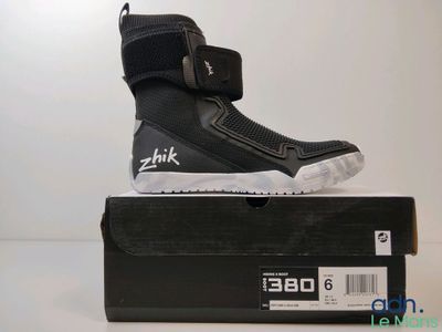 la chaussure est posée sur la boîte, sur la table