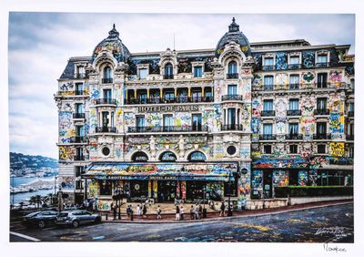 une peinture représentant un bâtiment recouvert de nombreux graffitis