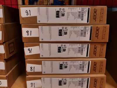 plusieurs boîtes sont empilées sur une table