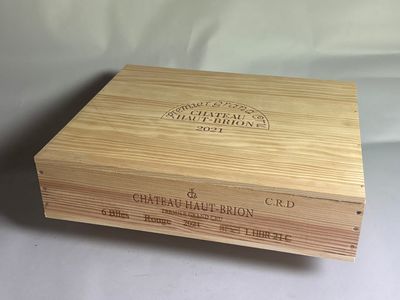 une boîte en bois avec une étiquette posée sur une table