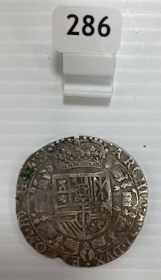 une pièce d'argent posée sur un morceau de papier