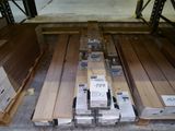 beaucoup de planches de bois par terre dans un entrepôt
