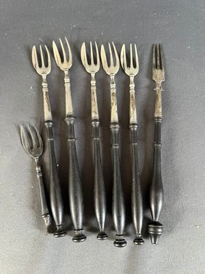 6 fourchettes à huîtres en argent et bois noirci (1 sans man…