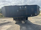 une photo d'un camion noir garé sur un parking