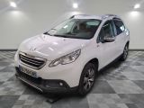 la petite voiture blanche est garée dans une grande pièce